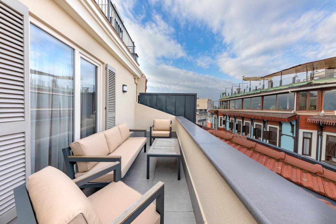 Mula Hotel イスタンブール エクステリア 写真 The balcony of a suite at the hotel