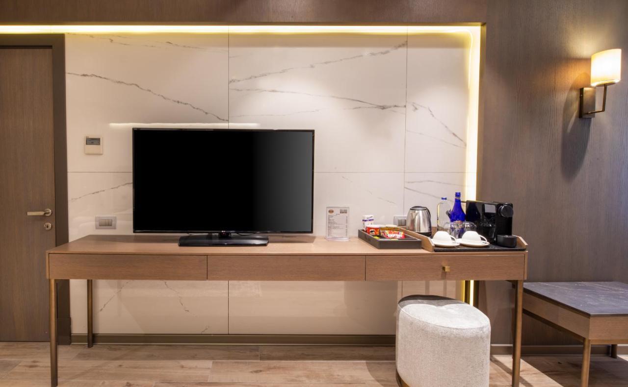 Mula Hotel イスタンブール エクステリア 写真 A television in a hotel room