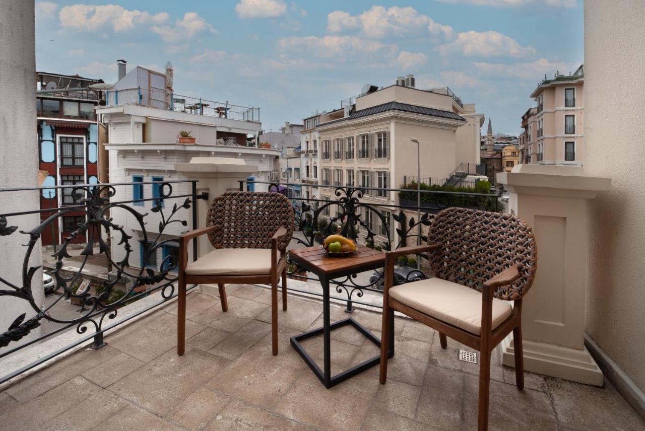 Mula Hotel イスタンブール エクステリア 写真 A balcony in Athens, Greece