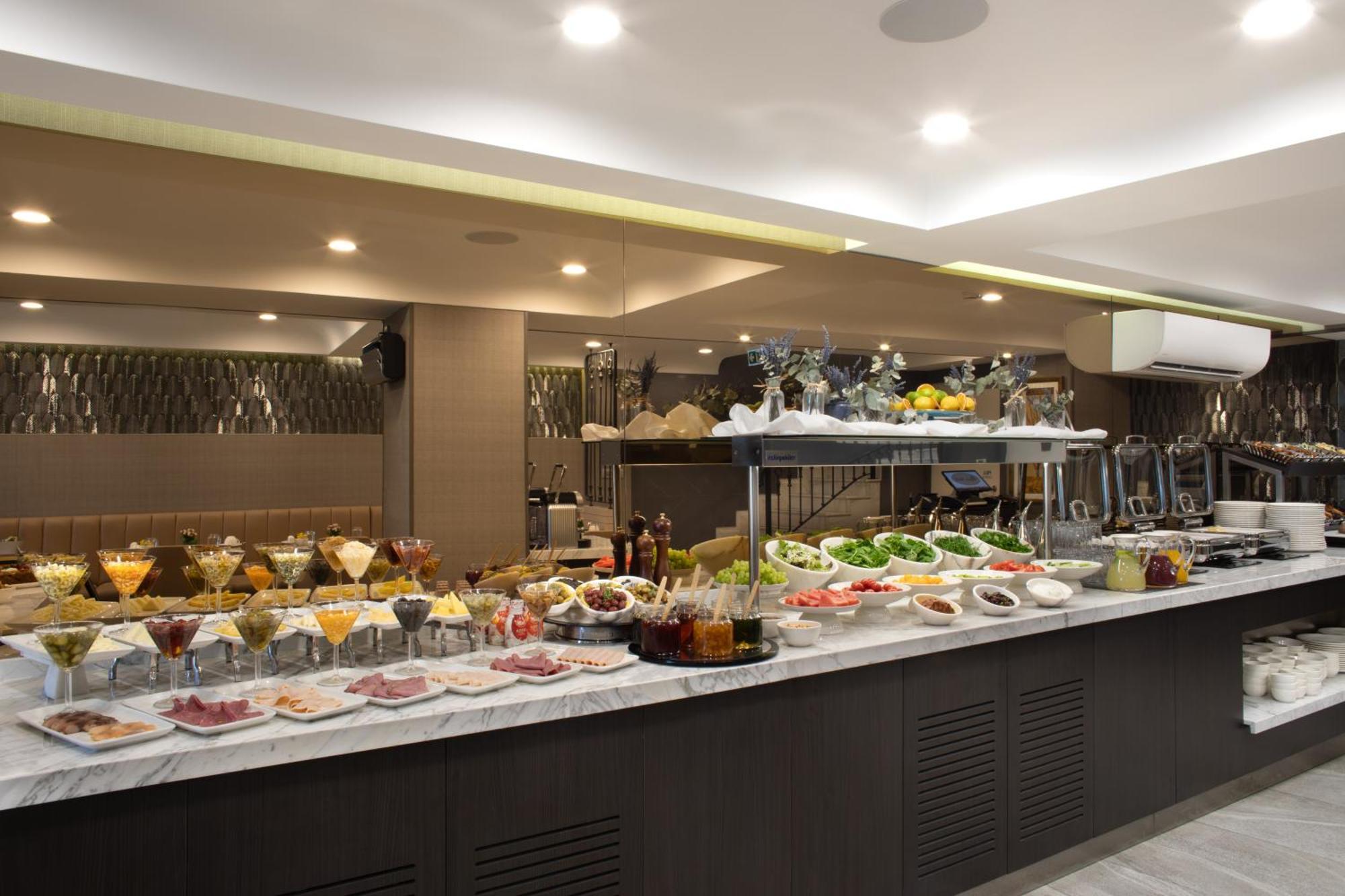 Mula Hotel イスタンブール エクステリア 写真 A buffet in a restaurant